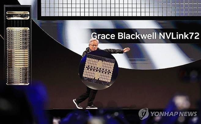 그레이스 블랙웰 NVLink72 들고 나타난 젠슨 황 (라스베이거스=연합뉴스) 신현우 기자 = 세계 최대 가전·정보기술(IT) 전시회 CES 2025 개막을 하루 앞둔 6일 오후(현지시간) 미국 네바다주 라스베이거스 만달레이베이 컨벤션센터 내 미셀로브 울트라 아레나(Michelob Ultra Arena)에서 젠슨 황 엔비디아 최고경영자(CEO)가 기조연설하고 있다. 2025.1.7 nowwego@yna.co.kr