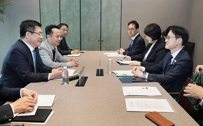 한·베트남 산업장관 면담 (경주=연합뉴스) 31일 아시아태평양경제협력체(APEC) 정상회의가 열리고 있는 경주의 소노캄호텔에서 김정관 산업통상부 장관(오른쪽)이 응우옌 홍 지엔 베트남 산업무역부 장관과 면담을 갖고 양국 간 교역·투자확대 방안과 현지 진출한 한국 기업의 애로 등을 논의했다. [산업통상부 제공. 재판매 및 DB 금지]