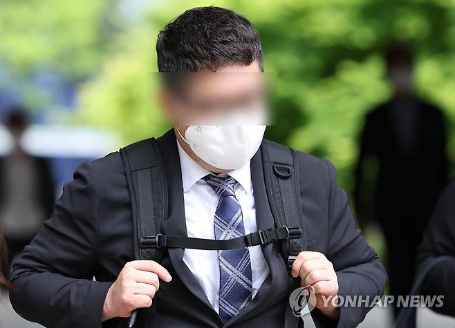 대장동 핵심 증거, 정영학 녹음파일 법정서 재생 (서울=연합뉴스) 홍해인 기자 = 대장동 개발사업 특혜·로비 의혹 사건과 관련해 불구속 기소된 정영학 회계사가 29일 오후 서울 서초구 서울중앙지방법원에서 오후에 속개되는 1심 속행 공판에 출석하기 위해 법정으로 향하고 있다. 
    이날 재판에서는 증인 신문과 함께 이 사건의 결정적 증거로 제출된 정 회계사의 녹음 파일이 공개된다. 녹음 파일은 정 회계사가 화천대유자산관리(화천대유) 대주주 김만배 씨, 남욱 변호사와 나눈 대화를 녹음한 것으로 대장동 사업의 핵심 증거다. 내용 대부분이 언론에 공개됐으나 공개 재판에서 재생하는 것은 이날이 처음이다. 2022.4.29 hihong@yna.co.kr
