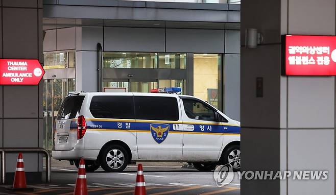 대장동 '키맨' 김만배 극단선택 시도…"생명지장 없어" (수원=연합뉴스) 홍기원 기자 = 대장동 개발 비리 의혹 사건의 핵심 인물인 김만배 씨가 극단적인 선택을 시도해 병원으로 이송됐다.
    15일 경찰 등에 따르면 김씨는 14일 오전 2시께 경기도 수원시 장안구의 한 대학교 인근 도로에 주차된 자신의 차 안에서 흉기로 자신의 목과 가슴 부위를 여러 차례 찔러 자해했다. 
    사진은 15일 오전 김씨가 이송된 병원 모습. 2022.12.15 xanadu@yna.co.kr