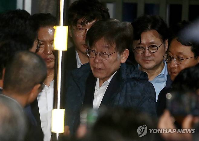 의원들과 인사 나누는 이재명 대표 (의왕=연합뉴스) 한종찬 기자 = 이재명 더불어민주당 대표가 27일 새벽 구속영장이 기각된 후 경기도 의왕시 서울구치소를 나서며 민주당 의원들과 인사를 나누고 있다. 2023.9.27 [공동취재] saba@yna.co.kr