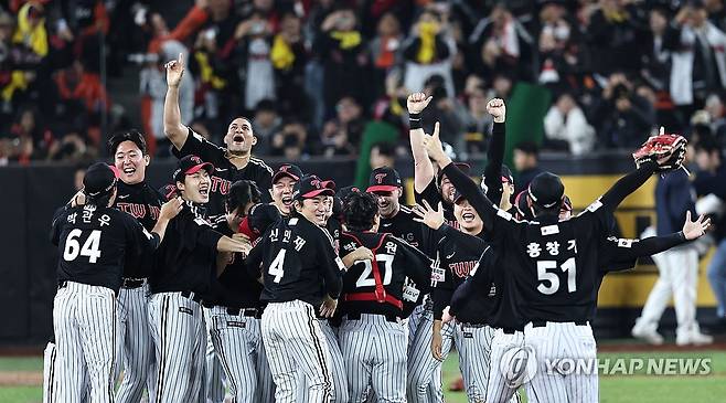 LG, 한화 이기고 2년 만에 통합우승 (서울=연합뉴스) 김인철 기자 = 31일 대전 한화생명 볼파크에서 열린 2025 프로야구 KBO리그 포스트시즌 한국시리즈 5차전 LG 트윈스와 한화 이글스의 경기. 4-1로 승리하며 한국시리즈 우승을 차지한 LG 선수들이 승리를 자축하며 환호하고 있다. 2025.10.31 yatoya@yna.co.kr