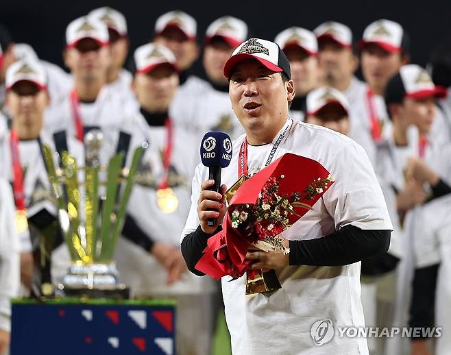 한국시리즈 MVP는 김현수 (대전=연합뉴스) 서대연 기자 = 31일 대전한화생명볼파크에서 열린 2025 프로야구 KBO리그 포스트시즌 한국시리즈 시상식에서 통합 우승을 차지한 LG 트윈스 김현수가 한국시리즈 MVP를 수상한 뒤 기념촬영을 하고 있다. 2025.10.31 dwise@yna.co.kr