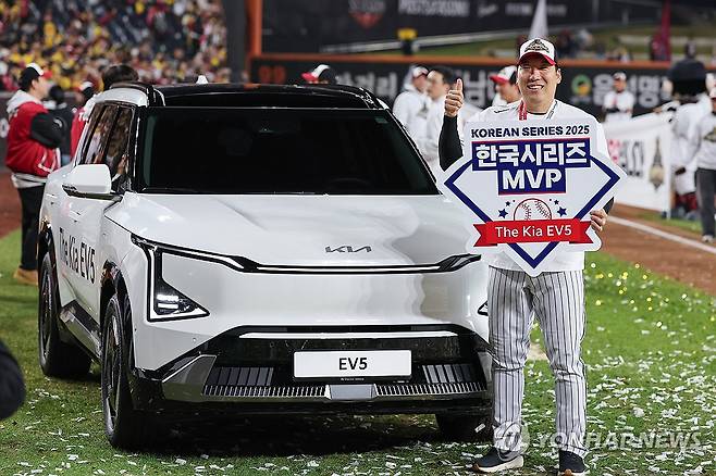 한국시리즈 MVP 차지한 김현수 (대전=연합뉴스) 서대연 기자 = 31일 대전한화생명볼파크에서 열린 2025 프로야구 KBO리그 포스트시즌 한국시리즈 시상식에서 통합 우승을 차지한 LG 트윈스 김현수가 한국시리즈 MVP를 수상한 뒤 기념촬영을 하고 있다.  김현수는 5경기 17타수 9안타, 타율 0.529에 홈런 1개, 8타점으로 맹활약하며 팀 우승을 이끌었다. 2025.10.31 dwise@yna.co.kr