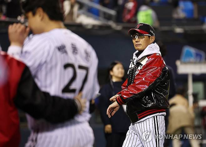 한국시리즈 2차전, LG승리 (서울=연합뉴스) 윤동진 기자 = 27일 서울 잠실야구장에서 열린 2025 프로야구 한국시리즈 한화 이글스 대 LG 트윈스 2차전. 13대 5 LG의 승리로 경기가 끝난 후 염경엽 감독이 더그아웃으로 향하고 있다. 2025.10.27 mon@yna.co.kr