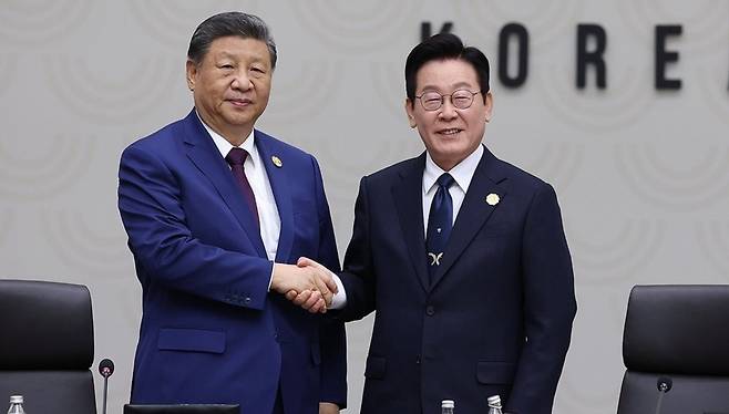 ▲ 이재명 대통령(오른쪽)이 1일 경주화백컨벤션센터(HICO)에서 열린 2025 아시아태평양경제협력체(APEC) 정상회의 의장국 인계식에서 2026 APEC 의장국인 중국의 시진핑 국가주석에게 의장직 지위를 넘기며 악수하고 있다. /연합뉴스