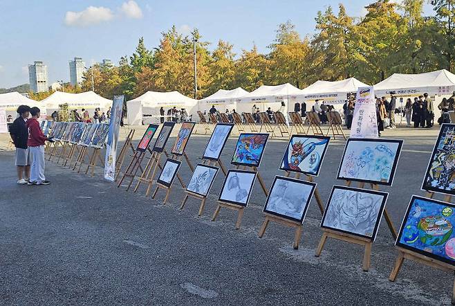 대전학원연합회가 주최한 '제1회 진로체험 한마당'이 1일 대전엑스포시민광장서 열린 가운데, 30여개의 다양한 부스에서 청년과 학생들이 진로탐색을 하고 있다. 사진=고미선 기자