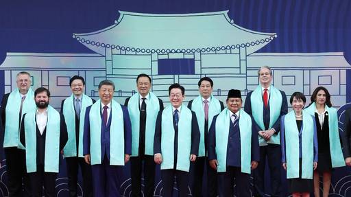 이재명 대통령이 1일 경주화백컨벤션센터(HICO)에서 열린 2025 아시아태평양경제협력체(APEC)에 참석한 각국 정상들과 기념촬영을 하고 있다. /연합뉴스 제공