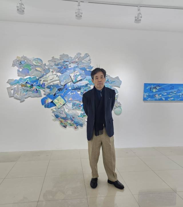 전시장에서 포즈를 취한 김덕길 작가. S 문화예술기획 제공