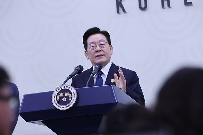 ▲ 이재명 대통령이 1일 오후 경북 경주 국제미디어센터(IMC)에서 아시아태평양경제협력체(APEC)정상회의 기자회견에서 취재진의 질문에 답하고 있다.김영환 기자 yhk@kyongbuk.com