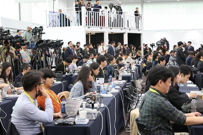 ▲ 이재명 대통령이 1일 오후 경북 경주 국제미디어센터(IMC)에서 아시아태평양경제협력체(APEC)정상회의 기자회견을 가진 가운데 국내외 취재진들이 이 대통령의 발언을 듣고 있다.김영환 기자 yhk@kyongbuk.com