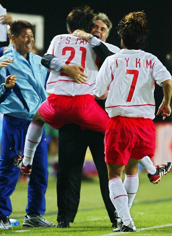 2002 한일 월드컵 당시 거스 히딩크 감독과 박지성. 사진=AFPBB NEWS