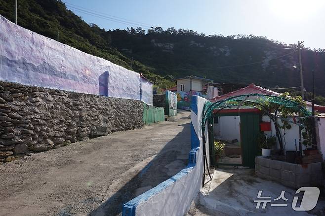 내병도에서는 마을 골목길과 민가가 잘 어울리는 조합으로 자리해 하나의 풍경이 된다.  2025.10.31/뉴스1 ⓒ News1 조영석 기자