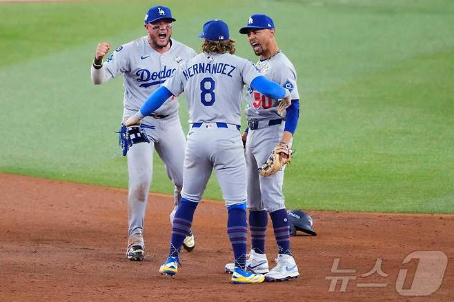 LA 다저스 선수들이 6차전 승리를 확정한 직후 기뻐하고 있다. ⓒ AFP=뉴스1