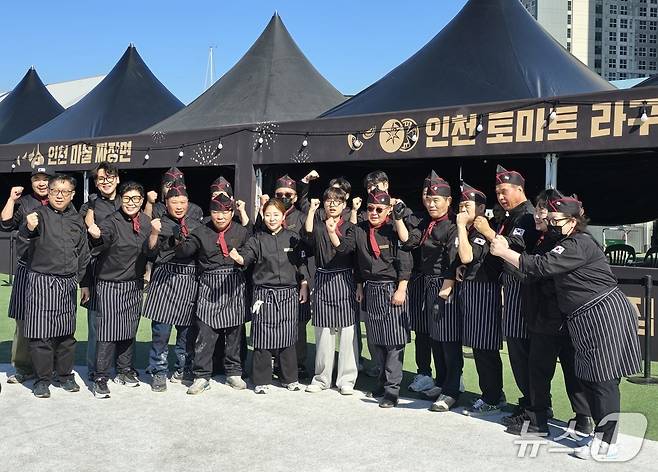 인천 짜장면 셰프들이 점심 막간을 이용해 기념사진을 촬영하고 있다. 2025.11.1/뉴스1 ⓒ News1 유준상 기자