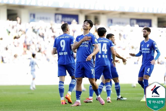 수원 삼성이 K리그2 2위를 확정하며 승강 플레이오프 진출 기회를 잡았다. (한국프로축구연맹 제공)