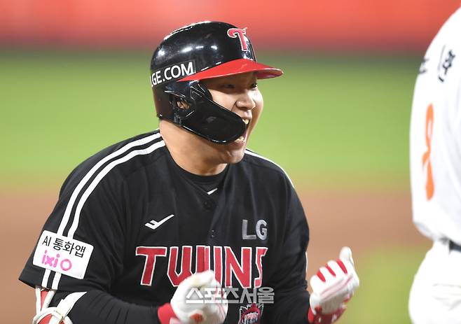 LG 문보경이 30일 대전 한화생명볼파크에서 열린 2025 KBO 한국시리즈 4차전 한화와 경기 9회초 2사1루 1타점 2루타를 친 후 3루까지 진루해 환호하고 있다. 대전 | 최승섭기자 thunder@sportsseoul.com