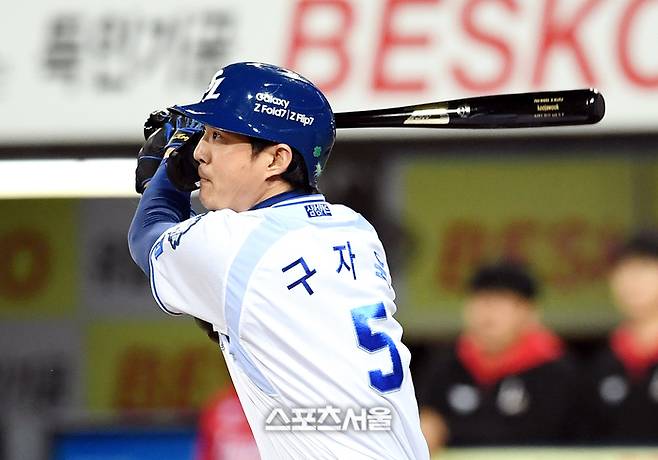 삼성 구자욱이 13일 대구 삼성라이온즈파크에서 열린 2025 KBO리그 SSG와 준플레이오프 3차전 3회말 2사 2루 상황에서 SSG 선발 앤더슨을 상대로 1타점 2루타를 치고 있다. 대구 | 박진업 기자 upandup@sportsseoul.com