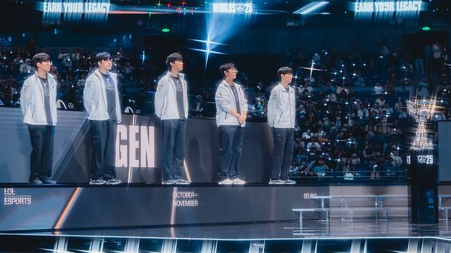 젠지가 1일(한국시간) 중국 상하이 메르세데스-벤츠 아레나에서 열린 ‘2025 LoL 월드챔피언십(롤드컵)’ 4강전 KT 롤스터전에 앞서 인사하고 있다. 사진 | 라이엇 게임즈