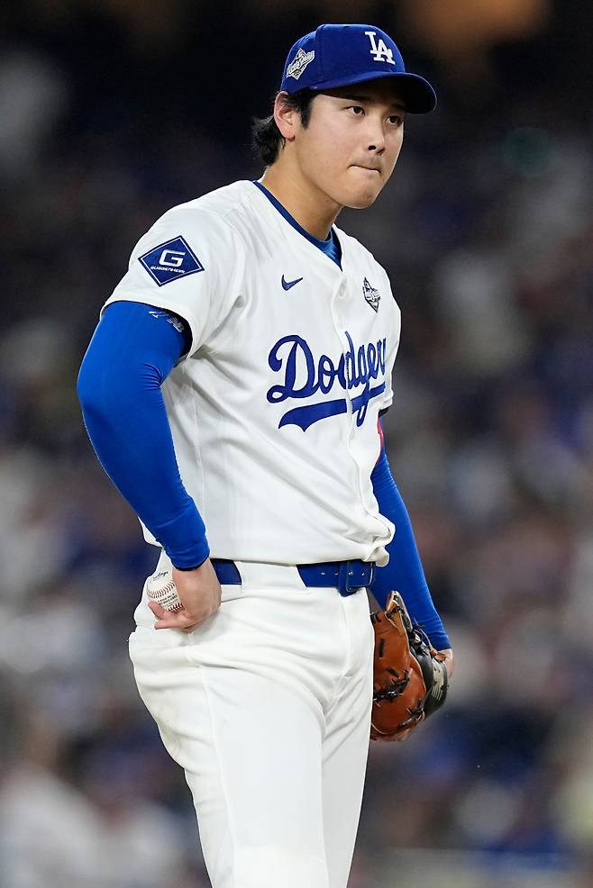 Los Angeles Dodgers pitcher Shohei Ohtani walks to the dugout after leaving the game against the Toronto Blue Jays during the seventh inning in Game 4 of baseball's World Series, Tuesday, Oct. 28, 2025, in Los Angeles. (AP Photo/Brynn Anderson)







<저작권자(c) 연합뉴스, 무단 전재-재배포, AI 학습 및 활용 금지>