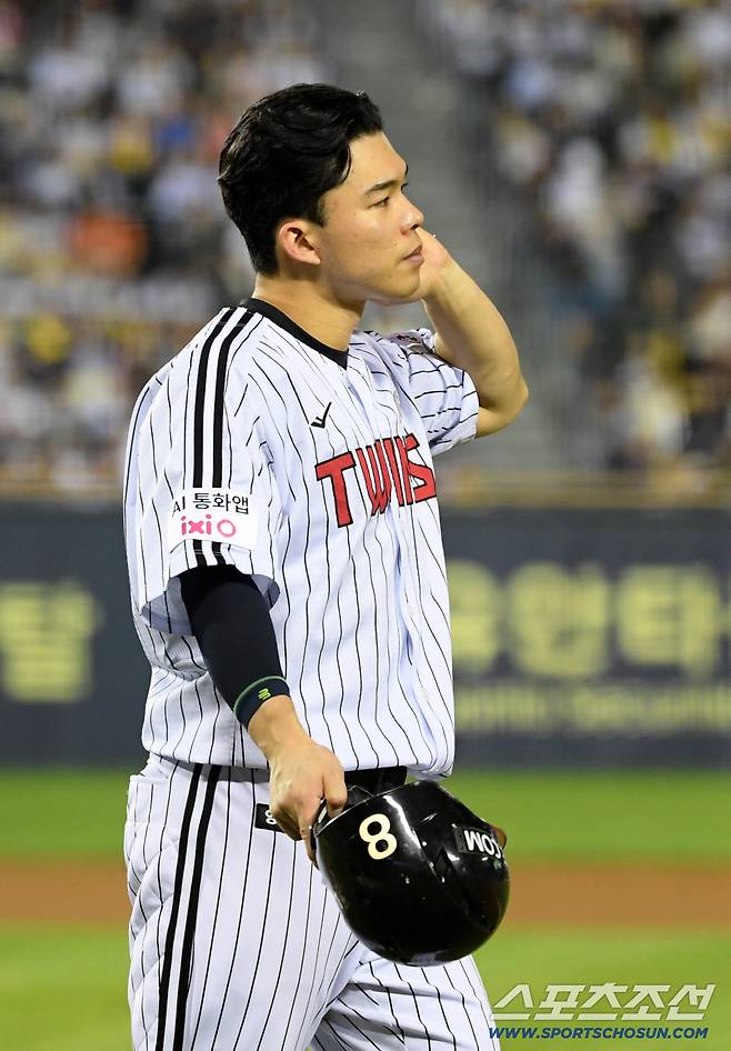 30일 잠실구장에서 열린 LG 트윈스와 두산 베어스의 경기. LG 문성주가 생각에 잠겨 있다. 잠실=박재만 기자 pjm@sportschosun.com/2025.09.30/
