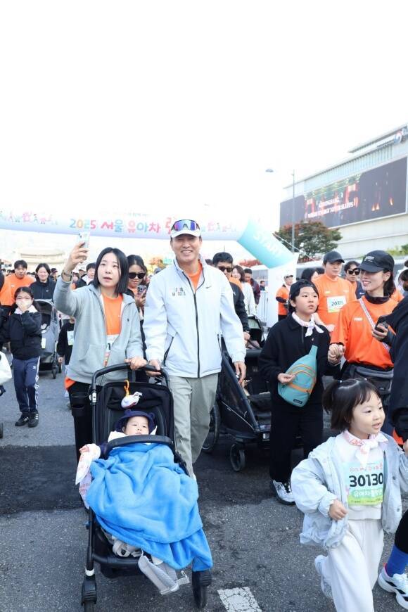 오세훈 서울시장이 1일 오전 광화문광장에서 열린 '2025 서울 유아차 런' 참가자들과 함께 유아차를 끌며 세종대로를 걷고 있다. /서울시