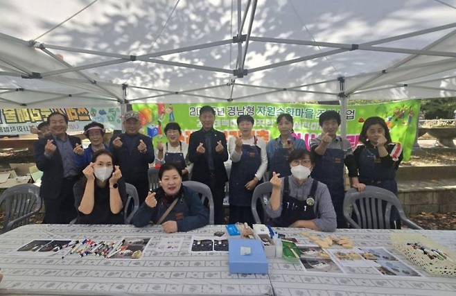 '2025 경화동 아나바다 어울림축제'에서 기념촬영하고 있다.