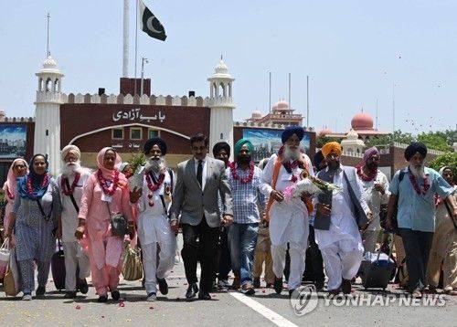 2023년 당시 파키스탄 찾은 인도 시크교도들. EPA연합뉴스 제공