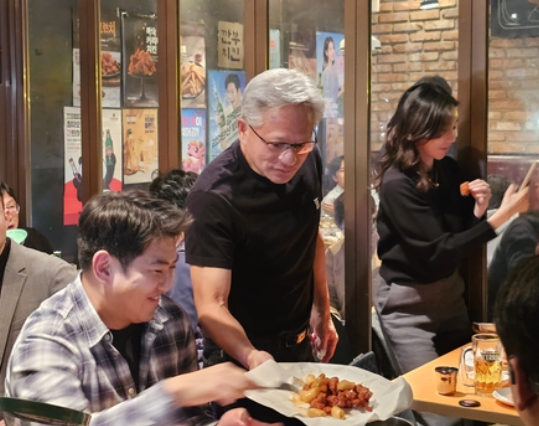 치킨 권하는 젠슨 황 엔비디아 최고경영자(CEO). 연합뉴스