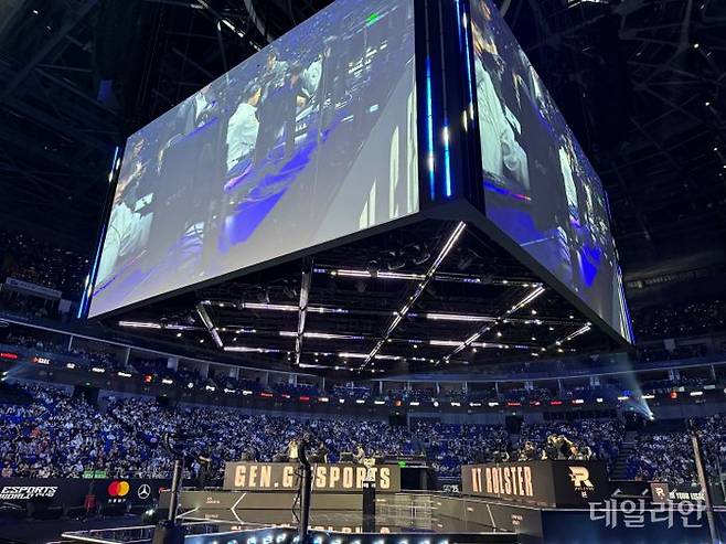 1일 중국 상하이 메르세데스-벤츠 아레나에서 열린 2025 리그 오브 레전드 월드 챔피언십(롤드컵) 4강전에서 젠지와 KT 롤스터가 경기를 진행하고 있다. ⓒ데일리안 황지현 기자