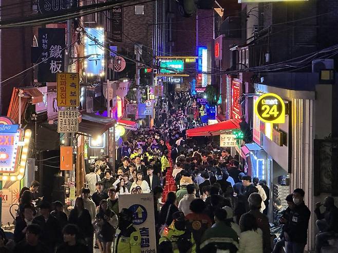 31일 서울시 용산구 이태원의 한 골목길에서 경찰들이 인파 통제를 하고 있다. 2025.10.31/뉴스1