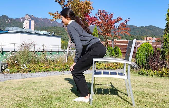 의자에 앉았다 일어나기. 고려대의료원 제공