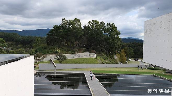 남원시립김병종미술관 들어오는 길. 양쪽으로 다랑이논처럼 물길이 만들어졌다.