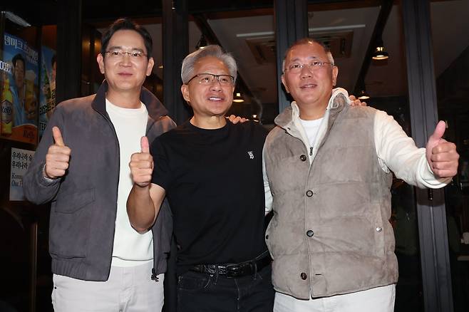 이재용 삼성전자 회장(왼쪽부터)과 젠슨 황 엔비디아 최고경영자(CEO), 정의선 현대차그룹 회장이 30일 저녁 서울 강남구 삼성동 깐부치킨 삼성점에서 ‘치맥’ 회동을 마친 후 기념 촬영을 하고 있다. 2025.10.30. 사진공동취재단