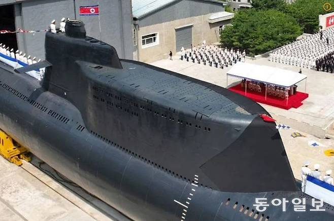 2023년 9월 6일 신포조선소에서 김정은이 참석한 가운데 ‘김군옥영웅함’ 진수식이 진행됐다. 기존 로미오급 잠수함을 두 동강 낸 뒤 10개의 수직 미사일 발사관을 끼워 넣은 기형적인 모습이다. 노동신문 뉴스1