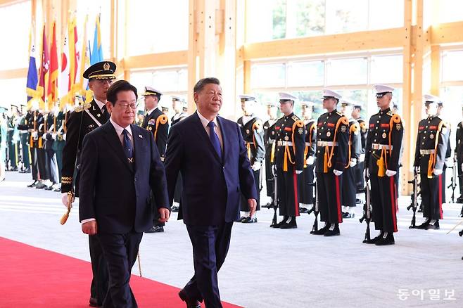 이재명 대통령과 국빈 방한한 시진핑 중국 국가주석이 1일 경북 경주 국립경주박물관에서 열린 공식환영식에서 참석해 있다. 경주=송은석 기자 silverstone@donga.com