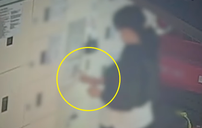 보이스피싱 전달책이 서울역 대합실 물품보관소에 보관해 둔 범죄 수익금이 든 봉투를 찾으려 하고 있다./사진=유튜브 '서울경찰' 캡처