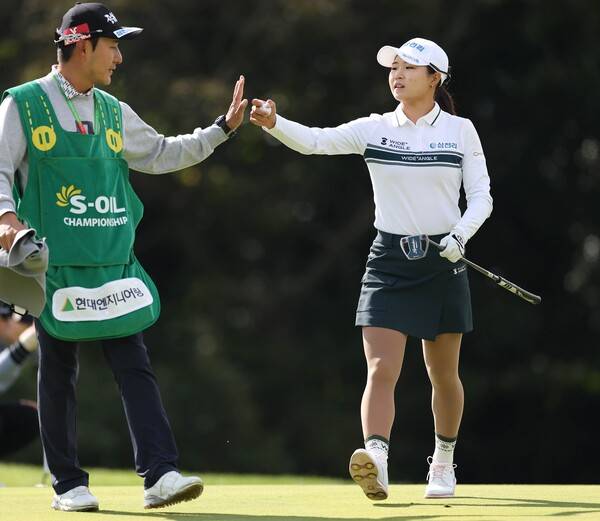 2025년 한국여자프로골프(KLPGA) 투어 에쓰오일(S-OIL) 챔피언십에 출전한 고지원 프로가 2라운드에서 경기하는 모습이다. 사진제공=KLPGA (사진을 무단으로 사용하지 마십시오.)