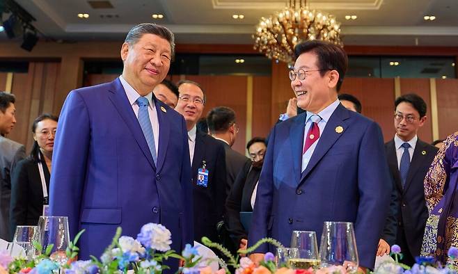 이재명 대통령과 시진핑 중국 국가주석이 10월 31일 경북 경주시 라한셀렉트호텔에서 열린 2025 아시아태평양경제협력체(APEC) 정상회의 환영 만찬에서 대화를 나누고 있다. 대통령실 제공