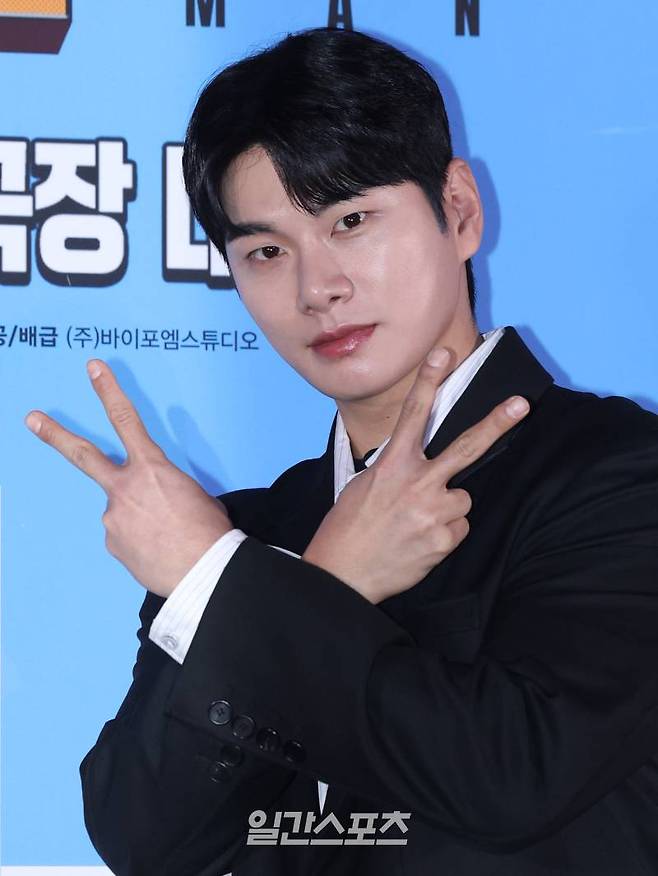 배우 이이경이 15일 오후 서울 용산구 용산CGV아이파크몰에서 열린 영화 '히트맨2' 언론배급시사회 및 기자간담회에 참석해 포즈를 취하고 있다. 서병수 기자 qudtn@edaily.co.kr /2025.01.15/