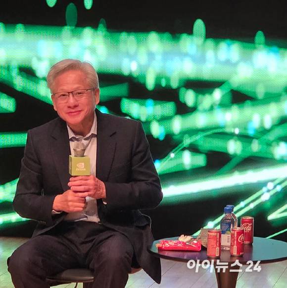 젠슨 황 엔비디아 CEO가 31일 경주예술의전당 원화홀에서 열린 프레스 컨퍼런스에서 잠시 숨을 고르는 모습. [사진=박지은 기자]