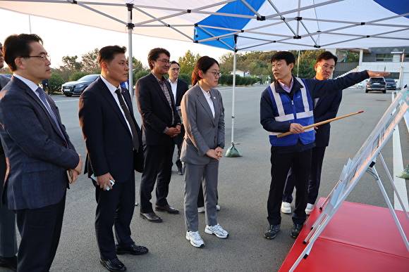 조지연 의원 등이 운문댐 현황을 경청하고 있다 [사진=조지연 의원실]