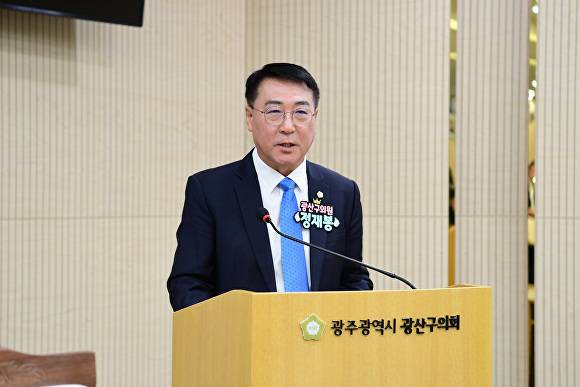 정재봉 광산구의원이 '광산구의회 임시회' 5분 자유발언에서 '도시 농촌동' 농민의 역차별를 지적하며 제도 개선을 촉구하고 있다. [사진=광주시 광산구의회]