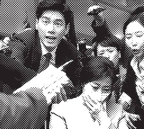 영화 ‘정직한 후보’에서 주상숙 의원(라미란 분·아래 오른쪽)이 법정에 출석하는 모습. [중앙포토]