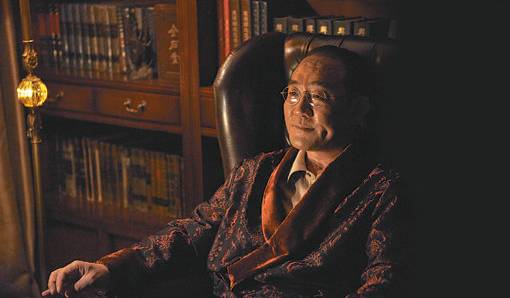 영화 ‘내부자들’의 오현수 회장(김홍파 분)은 검찰에 소환되자 휠체어를 타고 출석한다. [중앙포토]