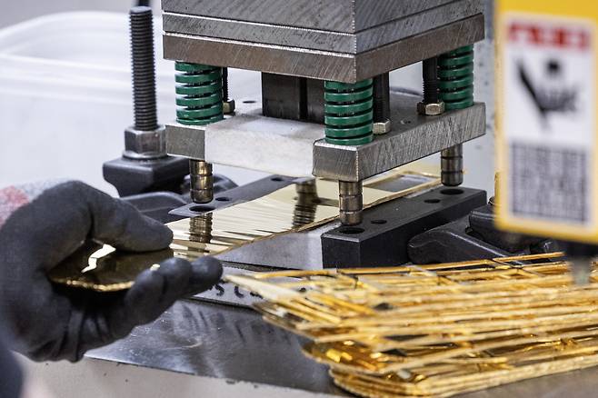 프레스 기계를 이용해 골드바를 찍어내고 있는 모습. 전민규 기자