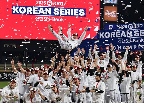 LG 트윈스 선수들이 31일 대전 한화생명 볼파크에서 2025 프로야구 한국시리즈 우승을 확정한 뒤 염경엽 감독을 헹가래 치고 있다. [뉴스1]