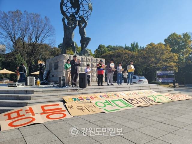 ▲ 1일 춘천 강원대학교 미래광장에서 ‘2025 함께 자전거’ 행진에 참여한 참가자들이 차별과 불평등에 반대하는 결의문을 낭독했다. 이설화 기자