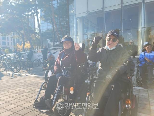 ▲ 춘천호반장애인자립생활센터에서 근무하는 김형위(52) 씨와 서경자(62) 씨가 파이팅을 외치고 있다. 이설화 기자