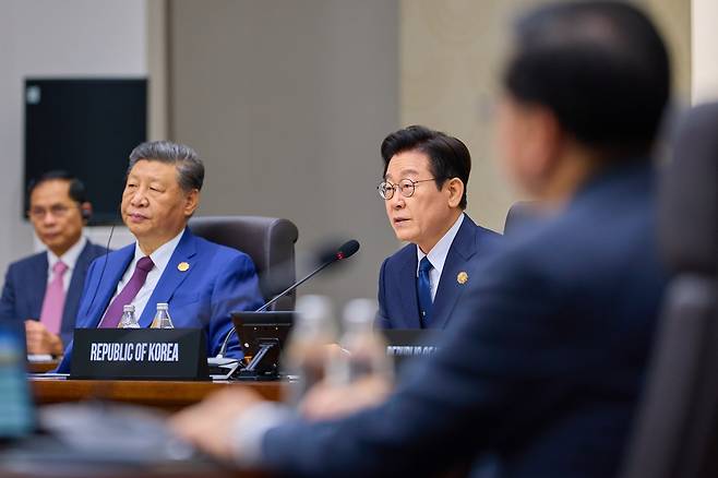 이재명 대통령이 1일 경북 경주 화백컨벤션센터에서 열린 2025 아시아태평양경제협력체(APEC) 정상회의 세션2에서 모두발언을 하고 있다. 대통령실 제공